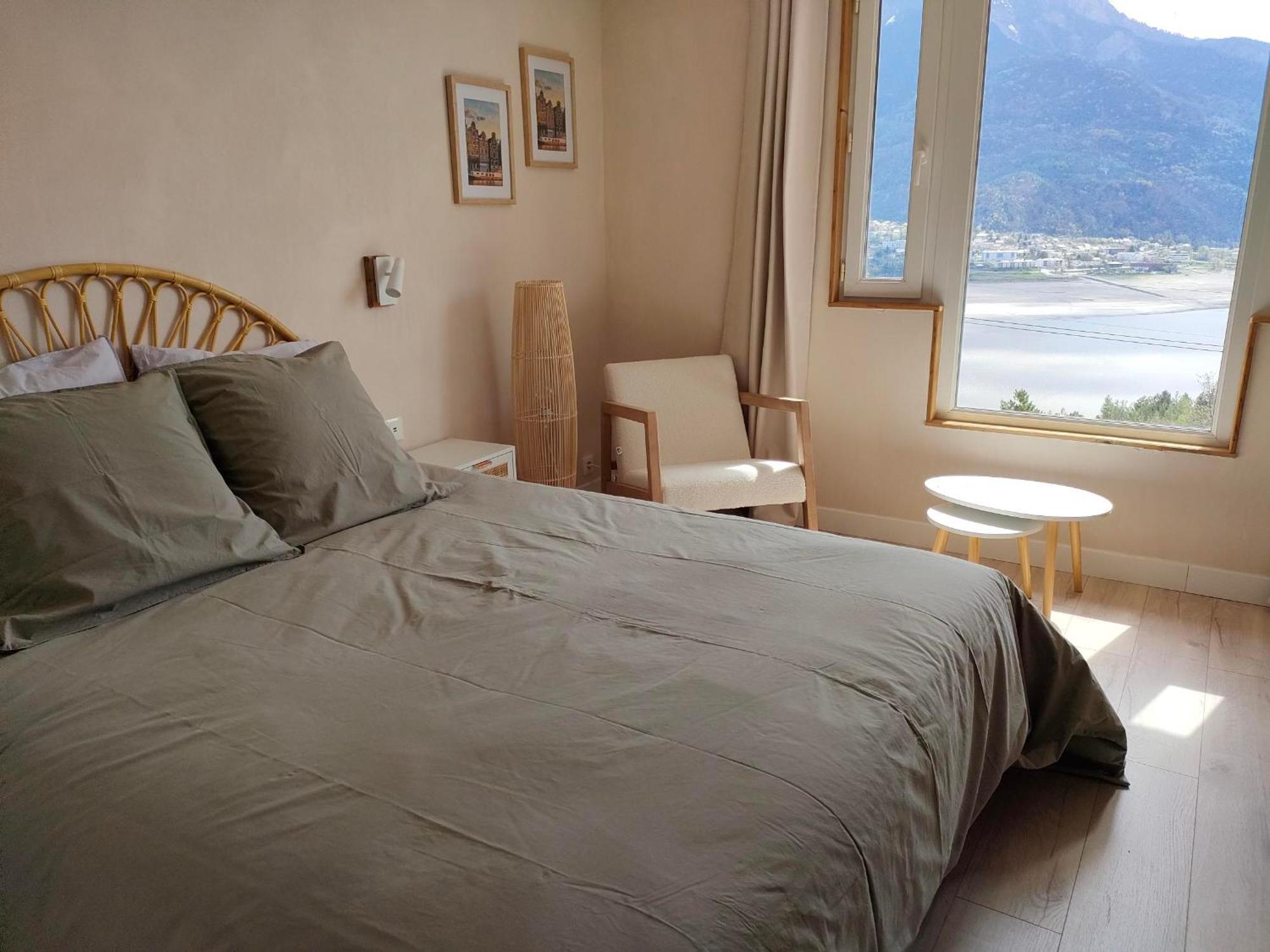 Le Cosy Du Plongeoir - T2 Neuf Avec Vue Sur Le Lac De Serre Poncon Et Grande Terrasse Avec Jardin Savines Kültér fotó