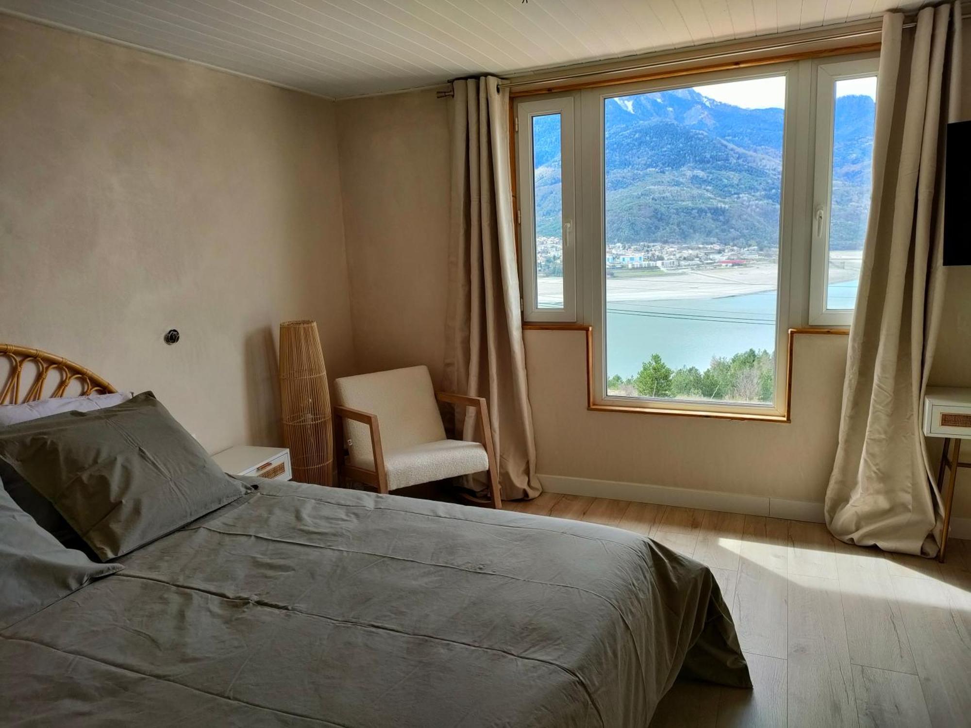 Le Cosy Du Plongeoir - T2 Neuf Avec Vue Sur Le Lac De Serre Poncon Et Grande Terrasse Avec Jardin Savines Szoba fotó